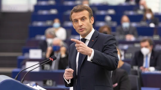 Ranní výběr: Hořící Írán, našlápnutý Claude a&nbsp;nukleární Macron