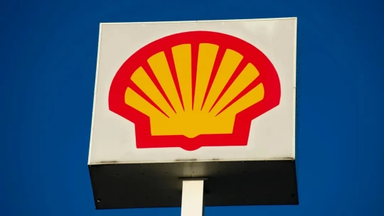 Shell klesl čtvrtletní zisk o pětinu na 7,7 miliardy dolarů. Překonal však odhady