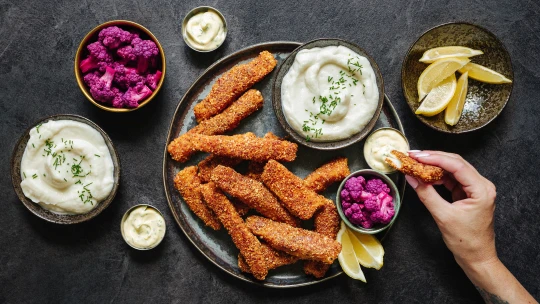 Jídlo dětství zdravěji: domácí rybí prsty & květáková kaše v&nbsp;keto verzi