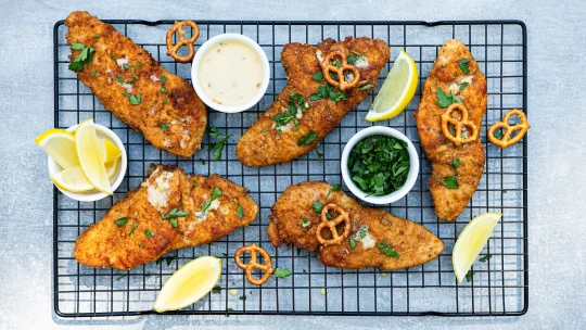 Kuřecí řízky v&nbsp;medu & preclíkách. Nesmysl, nebo křupavá dokonalost?