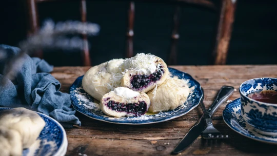 Jako od babičky. Nachystejte si poctivé kynuté knedlíky s borůvkami