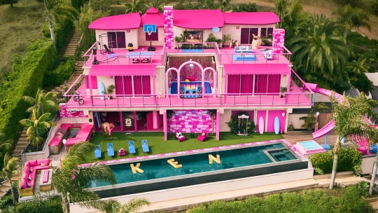 Vyspat se dorůžova. Na Airbnb se nabízí domov filmové Barbie
