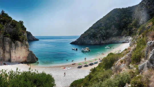 Malebné útesy a smaragd. Objevte nejkrásnější pláže albánské riviéry