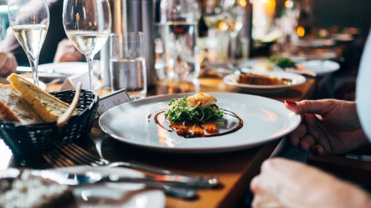 Tržby v&nbsp;gastronomii klesají. Může za to počasí i&nbsp;daň za alkohol