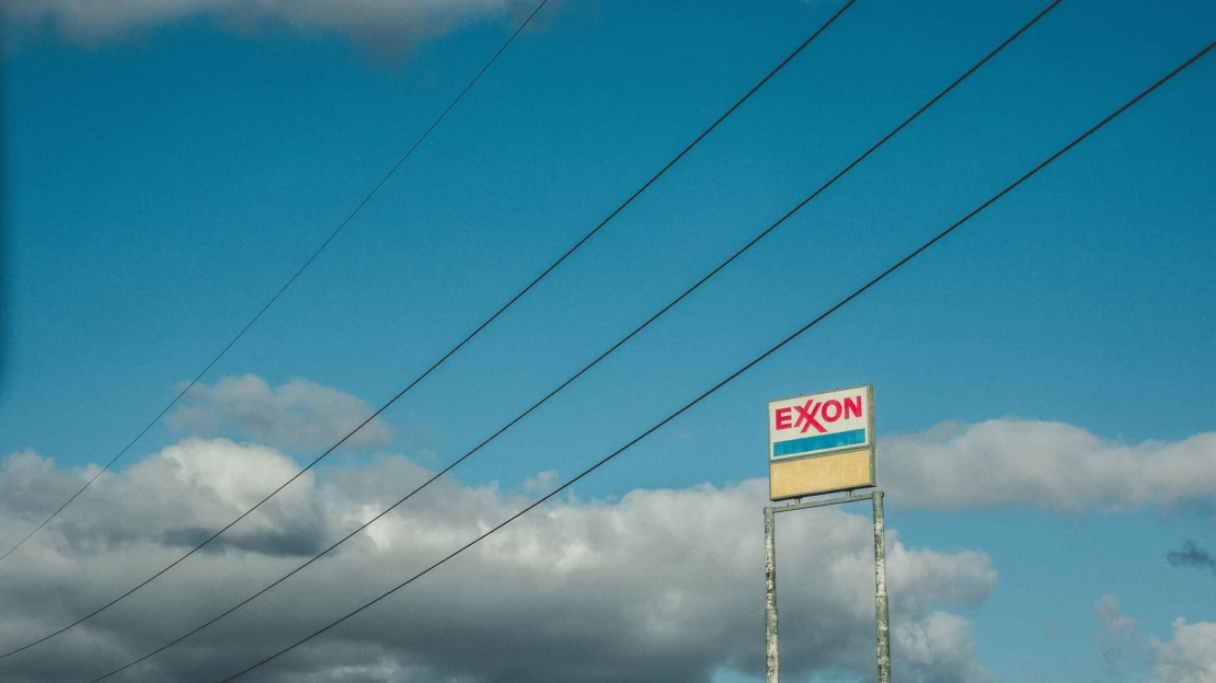 Ropným gigantům se ztenčily zisky. Exxonu klesly o více než polovinu