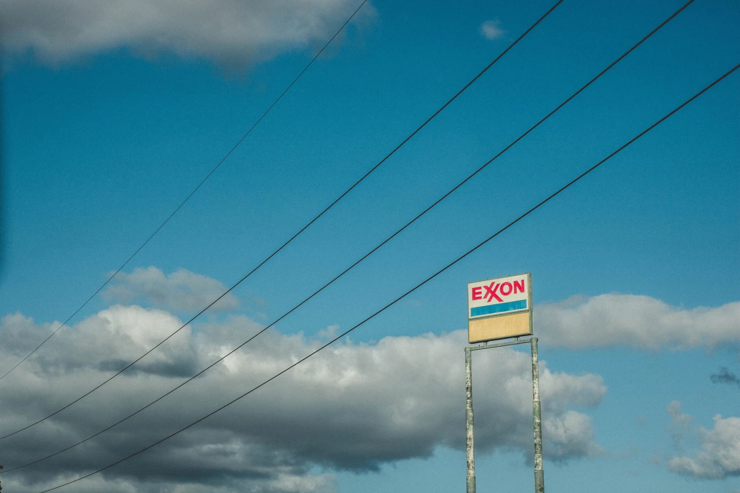 Válka v&nbsp;Íránu dolehla na americké ropné giganty. Exxon i&nbsp;Chevron hlásí prudký pokles zisku