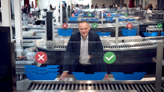 Zbraně i tekutiny. Denně prověříme padesát tisíc lidí, říká šéf kontrol na letišti