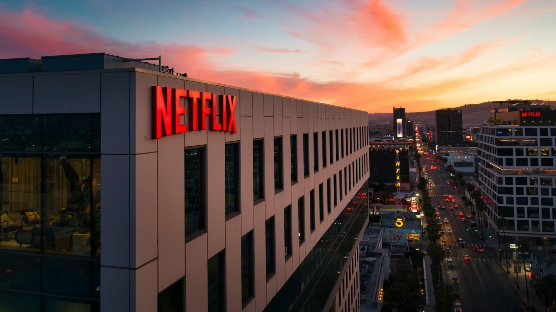 Netflix hlásí rekordní rok. Zdvojnásobil zisky a&nbsp;počet předplatitelů překonal 300 milionů