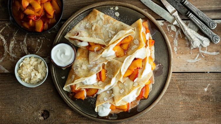 palacinky s karamelizovanymi nektarinkami
