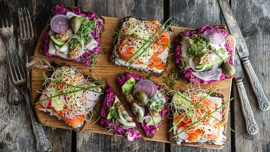 Dánský pokrm No. 1: žitný chléb smørrebrød s bohatým obložením