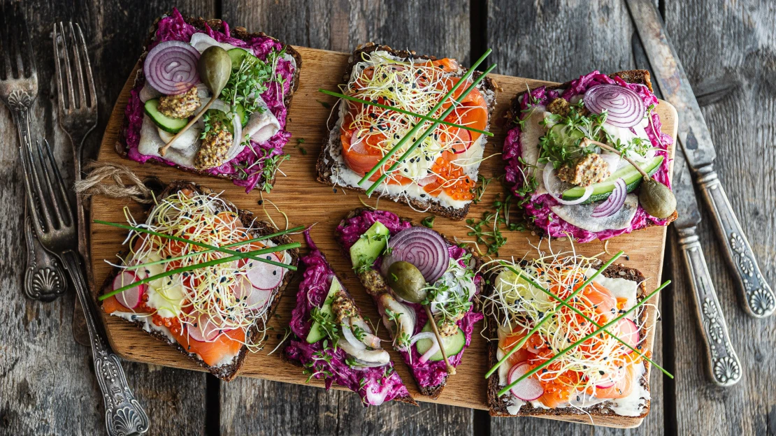 Dánský pokrm No. 1: žitný chléb smørrebrød s bohatým obložením