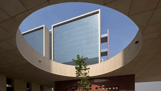 Město diamantů. Nová kancelářská budova v Indii je větší než Pentagon