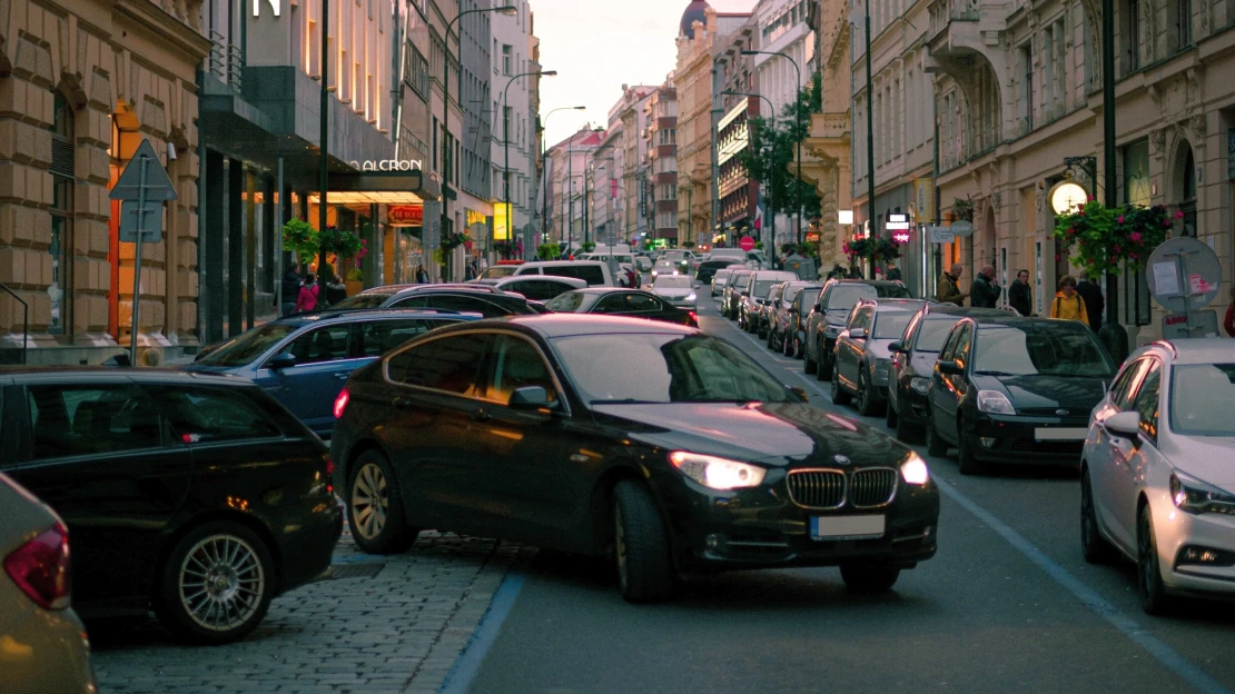 Přetlak aut, nenáviděné koloběžky. Praha v&nbsp;bezpečí dopravy propadla