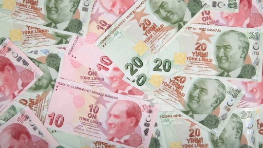 Inflace v&nbsp;Turecku se vrátila nad šedesát procent. Lira klesla na nové minimum