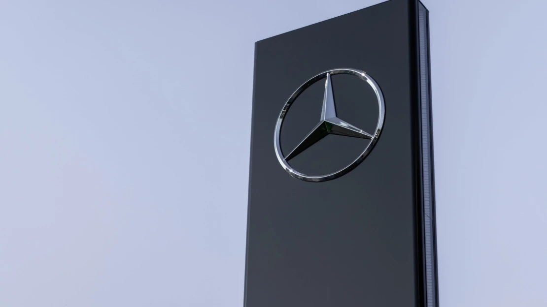 Pražský Mercedes pod francouzskými křídly. Prodejce odkupuje skupina RCM
