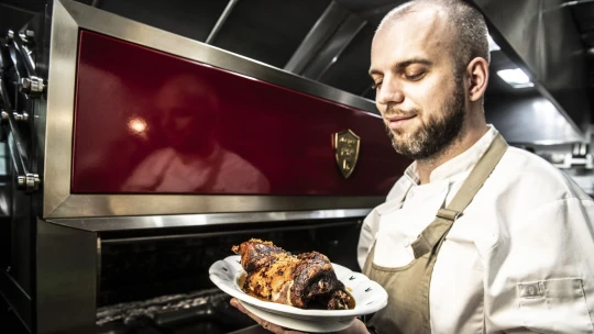 Památná budova, svěží koncept. Výtoni vládne kachna, i jako sekaná s lanýžem