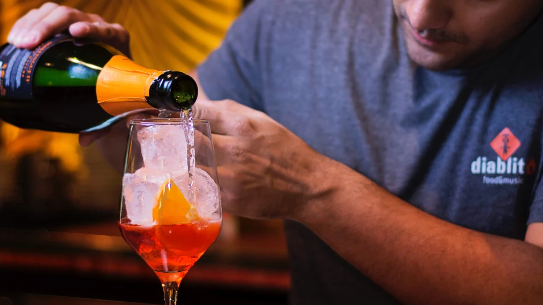 Aperolem si na Ukrajině už nepřipijí. Výrobce Campari stále podniká v&nbsp;Rusku