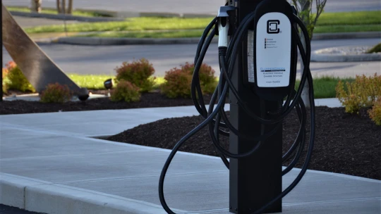 Počet dobíjecích stanic pro elektroauta roste. V&nbsp;Česku je využívá stále více lidí