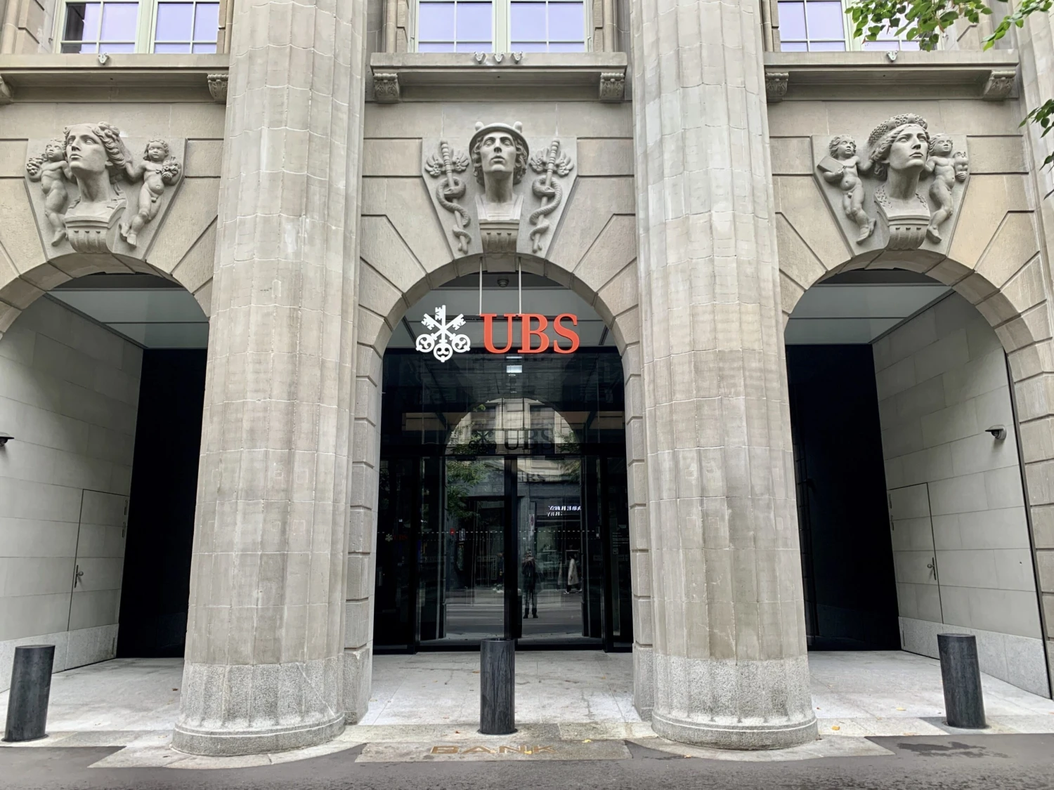 Švýcarská banka UBS snížila čtvrtletní ztrátu. Obnoví odkup svých akcií