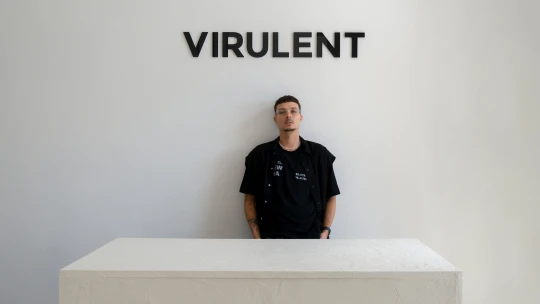 V teplácích na rodinný oběd i fashion week. Virulent otevírá první obchod