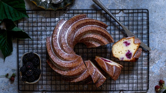 Jednoduchý postup, jistý výsledek. Kefírová bábovka se šťavnatým ovocem