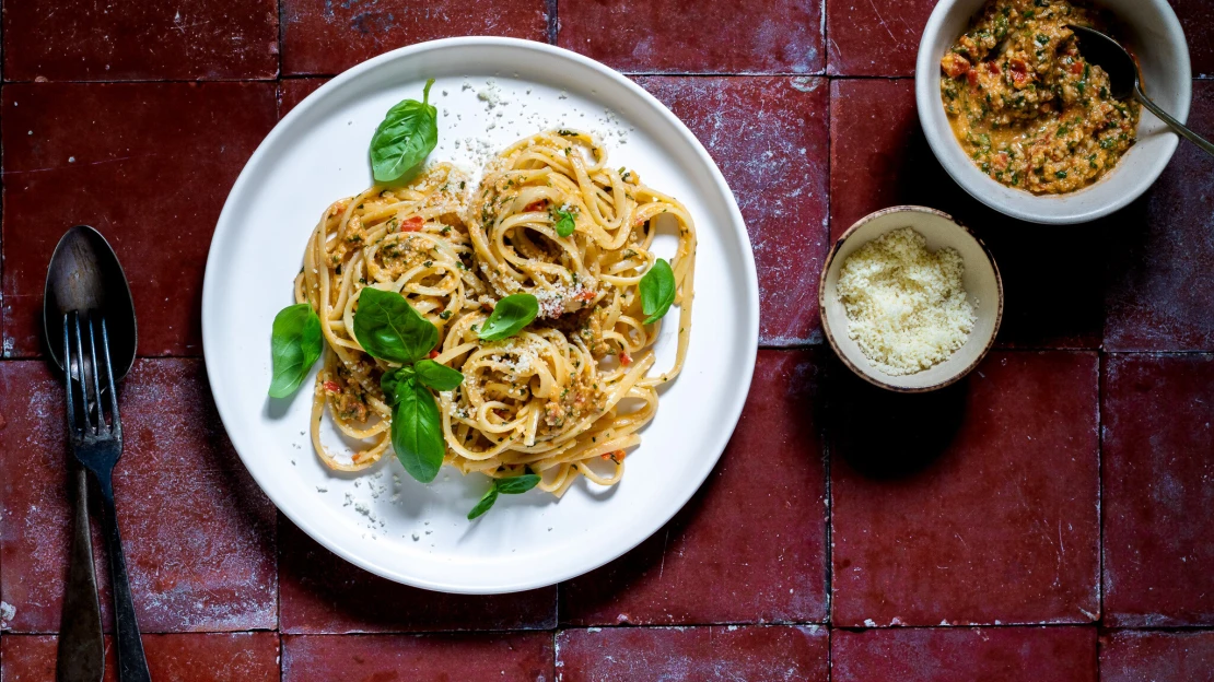 Pesto není pasta. Naučte se letní sicilské pesto z&nbsp;čerstvých rajčat & mandlí