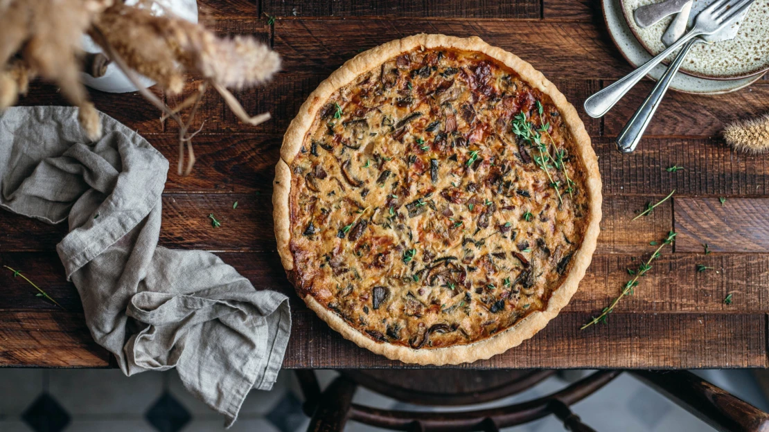 Bohatá chuť & jemná struktura. Vyzkoušejte houbový quiche s&nbsp;výrazným sýrem Gruyère