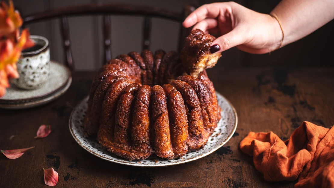 Příbor nebudete potřebovat. Monkey bread chutná nejlépe teplý a&nbsp;rovnou rukama