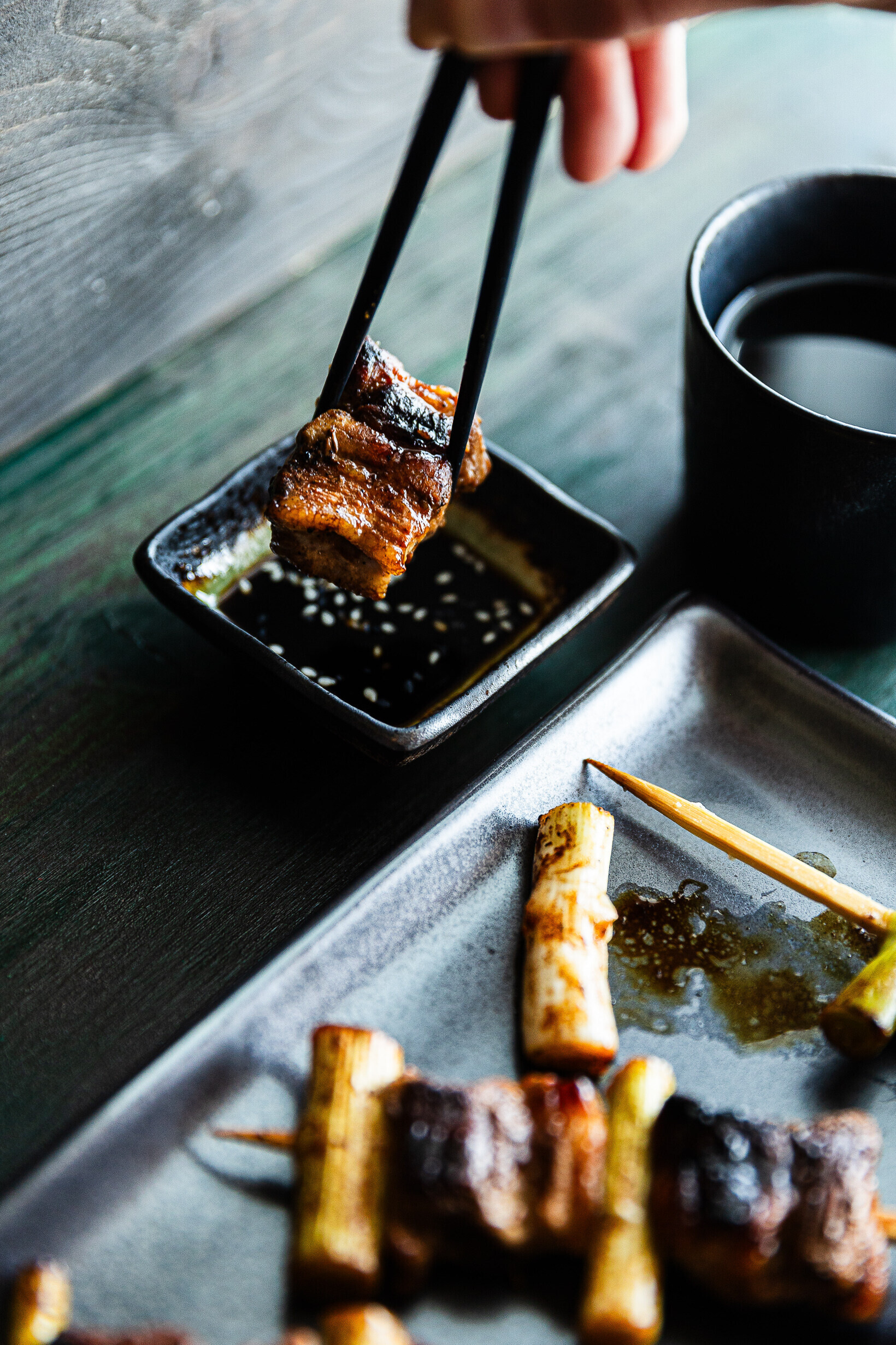 japonske spizy z veproveho bucku a jarni cibulky