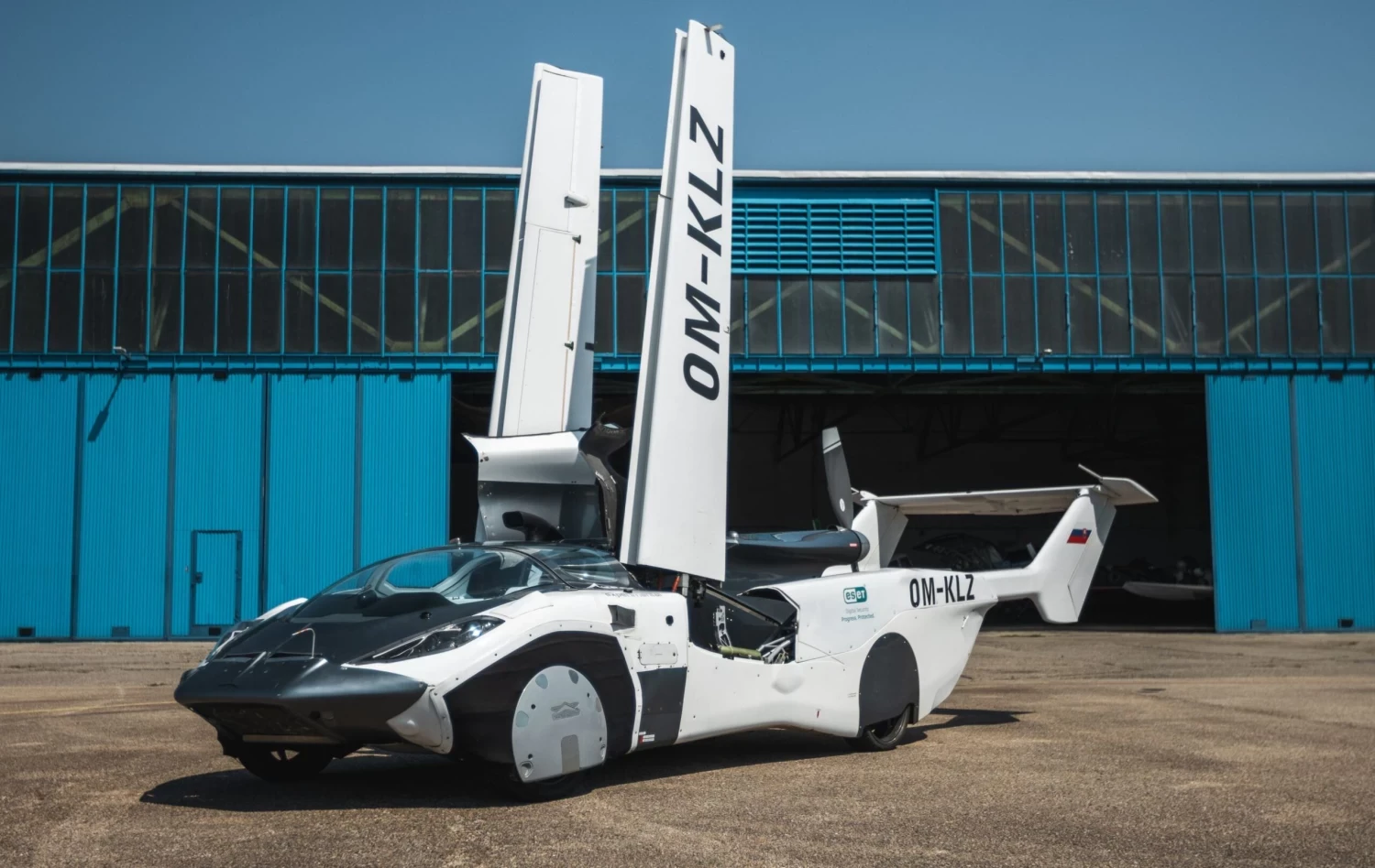Prototyp číslo 1 létajícího auta AirCar získal od slovenských úřadů osvědčení o letové způsobilosti. Foto: Marek Mucha
