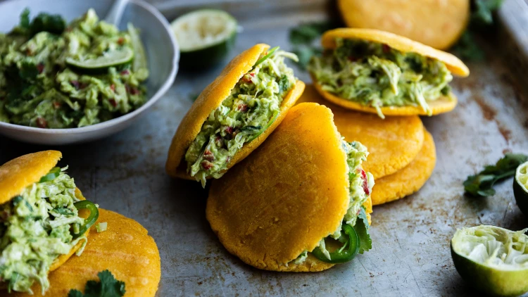 kukuricne arepas s trhanym kuretem a avokadem