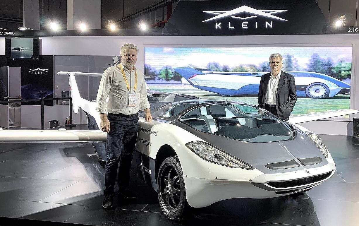 Spoluzakladatel společnosti Eset a investor Anton Zajac (vpravo) a vynálezce Štefan Klein s létajícím autem AirCar. Foto: AirCar