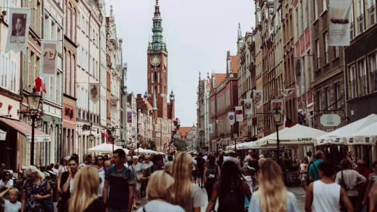 Zůstaňte doma! Evropská města mají turistů po&nbsp;krk, zavádějí zákazy a&nbsp;tresty