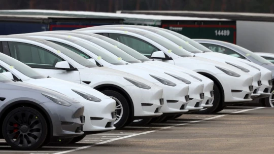 Tesle klesají prodeje. Automobilka snížila ceny na  hlavních trzích