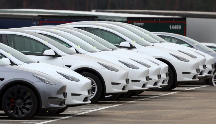 zástup tesla eleketromobilů