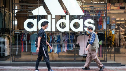 Adidas hlásí první ztrátu za 30 let. Může za to značka Yeezy