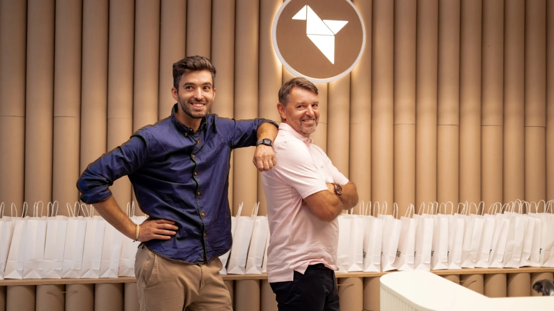 Papír, design, miliony. Plojhar otevřel první pobočku v Praze