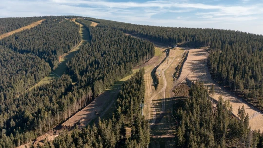 Rattaj se chystá na sezonu. Ve Špindlu propojuje sjezdovky za 300 milionů