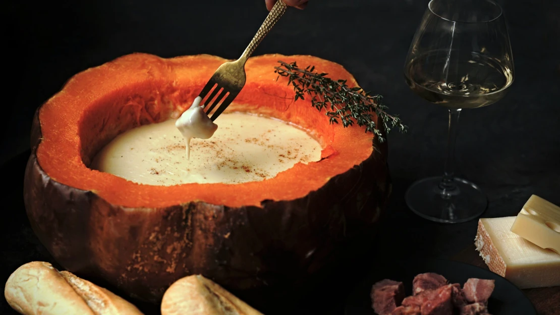 Sýrové fondue v&nbsp;dýni. Je to praktické, chutné i&nbsp;efektní