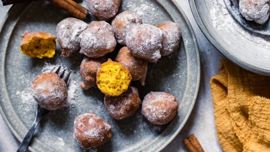 Žluté jako podzimní listí a lehké stejně tak. Nadýchané dýňové koblížky s tvarohem