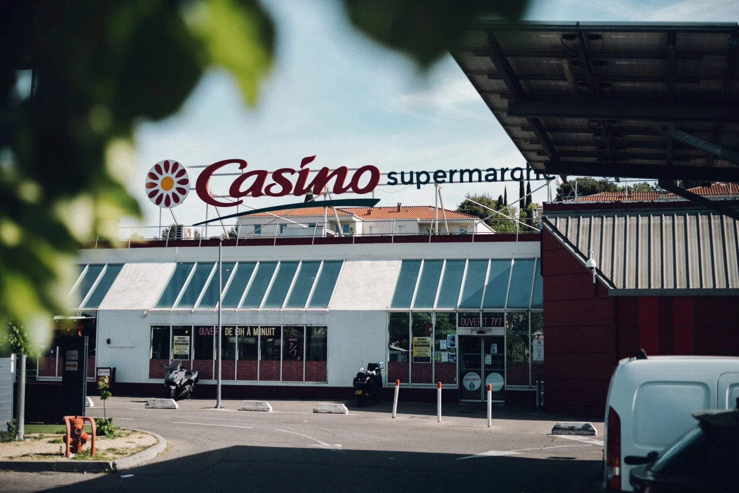 Pařížský soud schválil Křetínského plán na záchranu zadluženého řetězce Casino