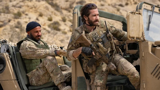 Guy Ritchie vyměnil gangy za Afghánistán. A natočil opomíjený hit