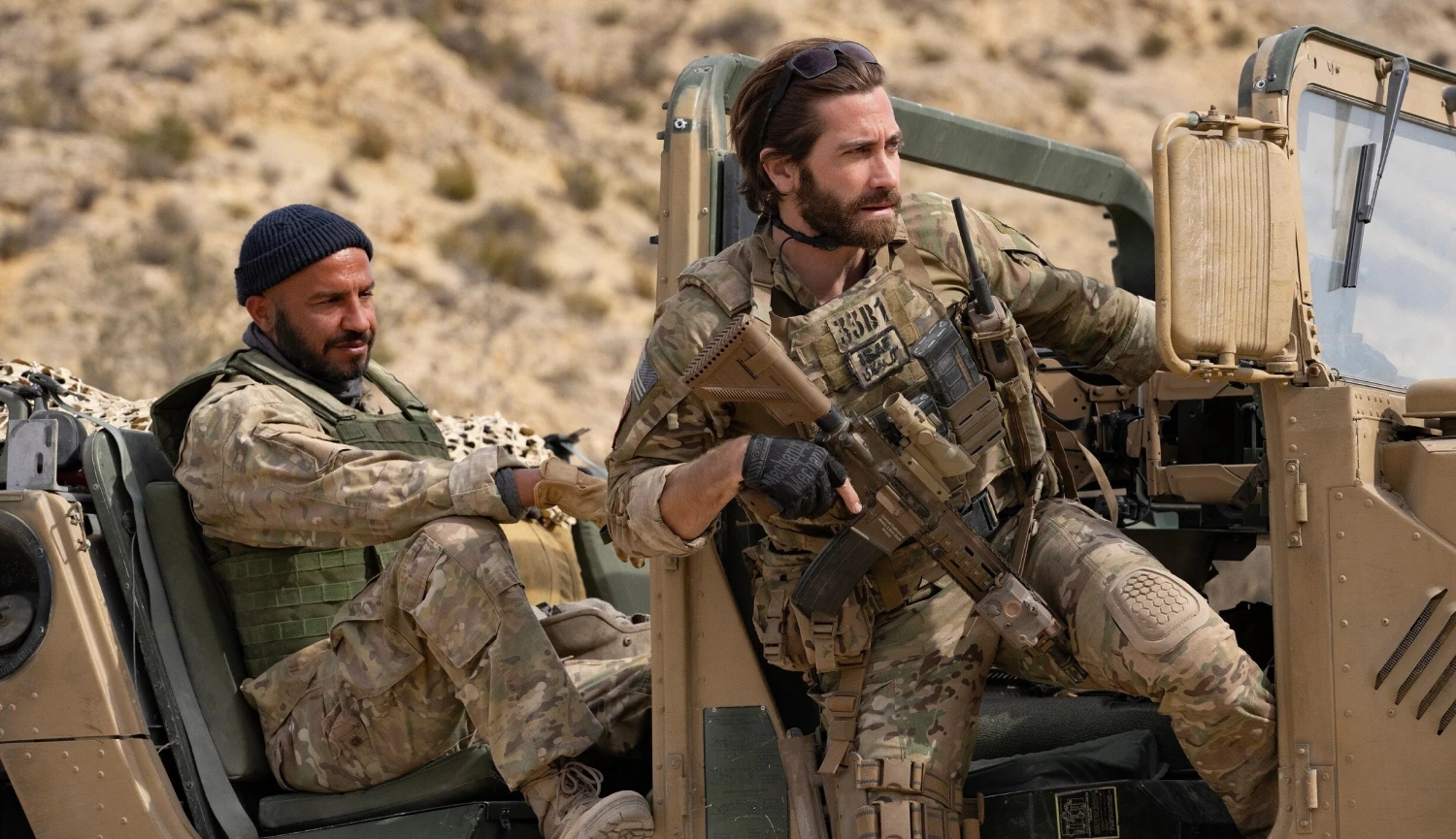 Guy Ritchie vyměnil gangy za Afghánistán. A natočil opomíjený hit