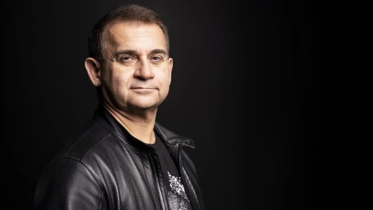 Pražák vstupuje do Coltu. Ten výměnou získává klíčového výrobce nitrocelulózy