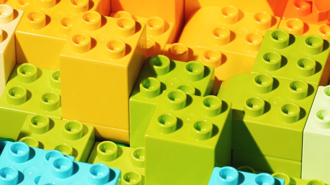 Pivní lahve, lego a veteráni. Lidé v srpnu vydražili předměty za 114 milionů korun