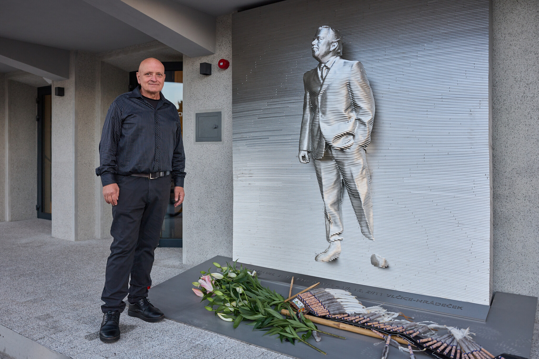 Sochař Michal Gabriel s podobiznou Václava Havla