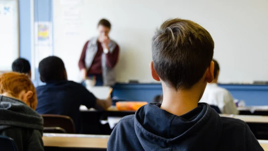 Nepedagogy budou zřejmě místo státu platit obce a&nbsp;kraje. Senát schválil novelu školského zákona