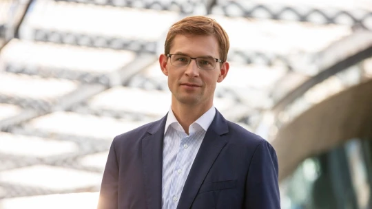 Timur a jeho parta. Proč je kontroverzní miliardář pod drobnohledem?