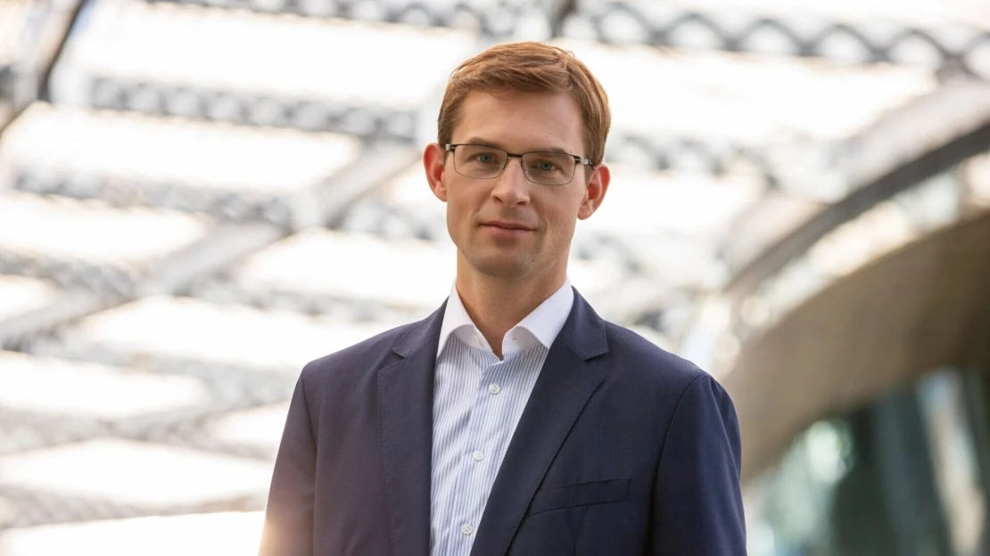 Timur a&nbsp;jeho parta. Proč je kontroverzní miliardář pod drobnohledem?