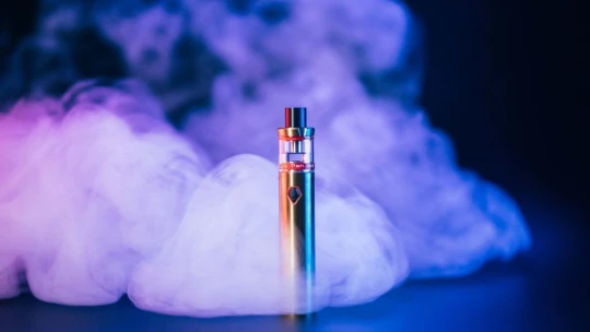 Začíná se vybírat spotřební daň z elektronických cigaret. Činí 2,5 koruny za mililitr náplně